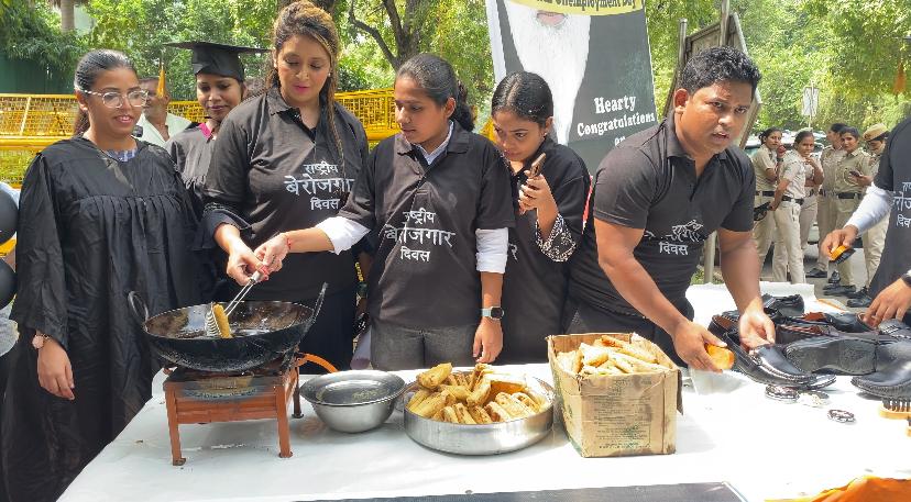 ASHOKLALSOT24's tweet photo. मोदी जी सोच तो रहा होगा कि काश!
मैनें इनको रोजगार दे दिया होता तो आज मेरे जन्मदिन पर नाक तो नहीं कटती...!
#राष्ट्रीय_बेरोजगार_दिवस
#NationalUnemploymentDay
1_ #261k ___Birthday boy
2_ #649k ____unemploy boy
📘📘आपकी योग्यता क्या है......? https://t.co/1kHeRJ1O7S