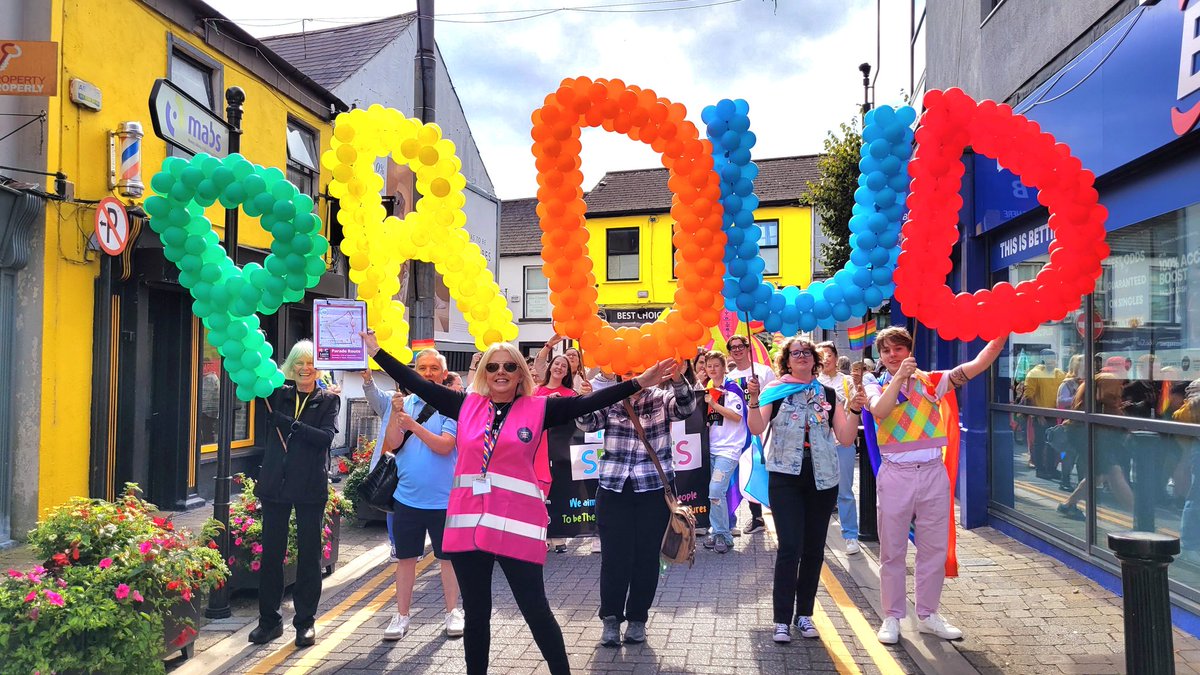 MidlandsIreland's tweet photo. ๐ PROUD: A Brilliant turnout for the first ever Laois Pride in Portlaoise today.
Led by a Pink Limousine & a show of solidarity from An Garda Sรญochรกna who bedecked their car with Pride. All to the soundtrack of ELOs Dont bring me down๐ #laoispride #midlandslgbt #LGBTQ #pride https://t.co/z5skP3XeoX