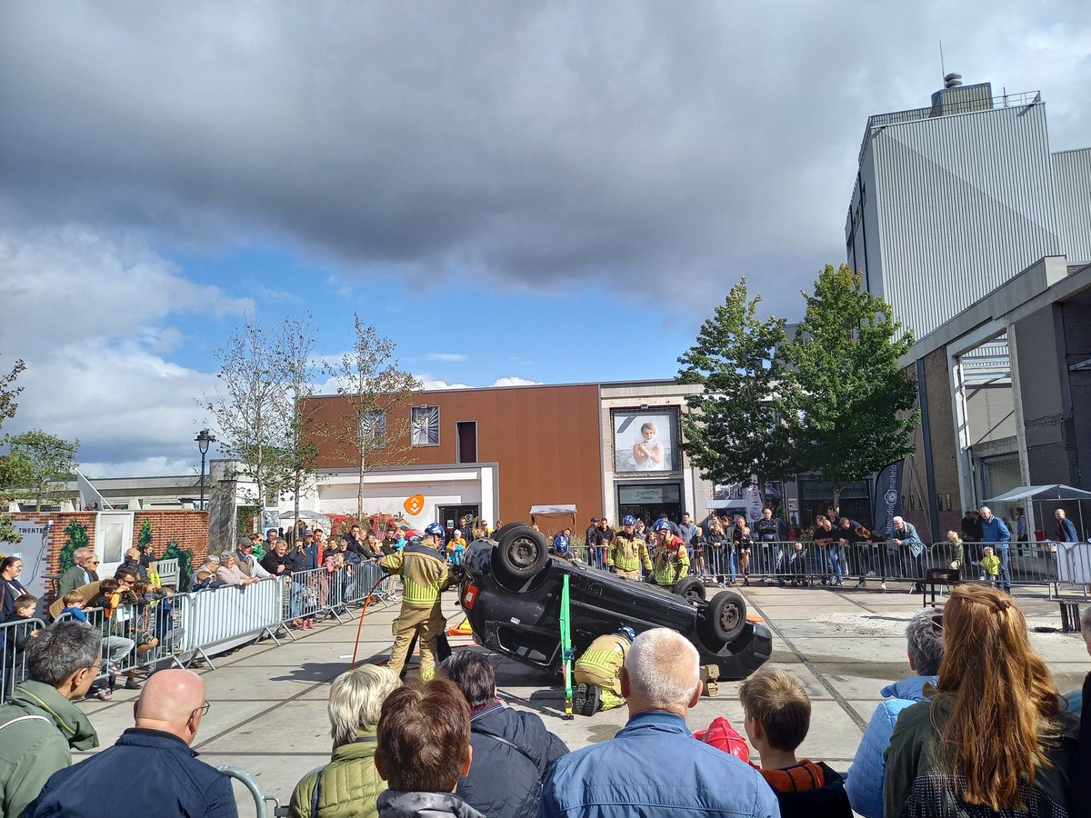 Open dag brandweer in Markelo in volle gang. Veel geïnteresseerden en wie weet nog nieuwe aanwas voor de toekomst <a href="/BrandweerTwente/">Brandweer Twente</a>