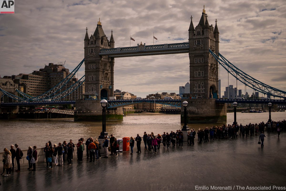 EmilioMorenatti's tweet photo. People queue near London Bridge to pay their respects to late Queen Elizabeth II during the Lying-in State, at Westminster Hall in London. The Queen will lie in state in Westminster Hall for four full days before her funeral on Monday Sept. 19. https://t.co/L8KrnBx3Xr