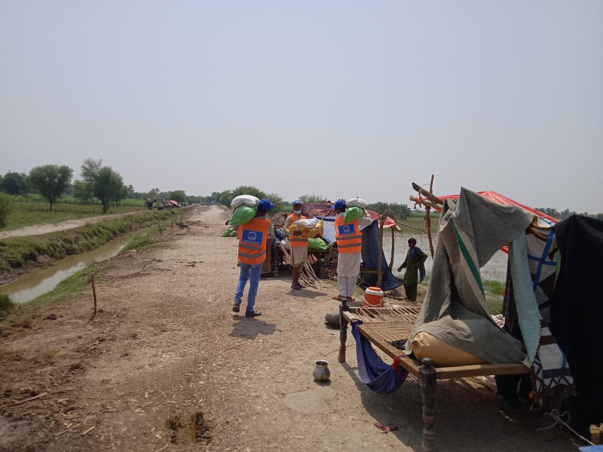 SabaAsmatullah's tweet photo. In a world where you can be anything, be kind😇😇
Donate as much as you can
@AlkhidmatOrg 
#AlkhidmatFloodResponse https://t.co/A7Gtwp5OUe