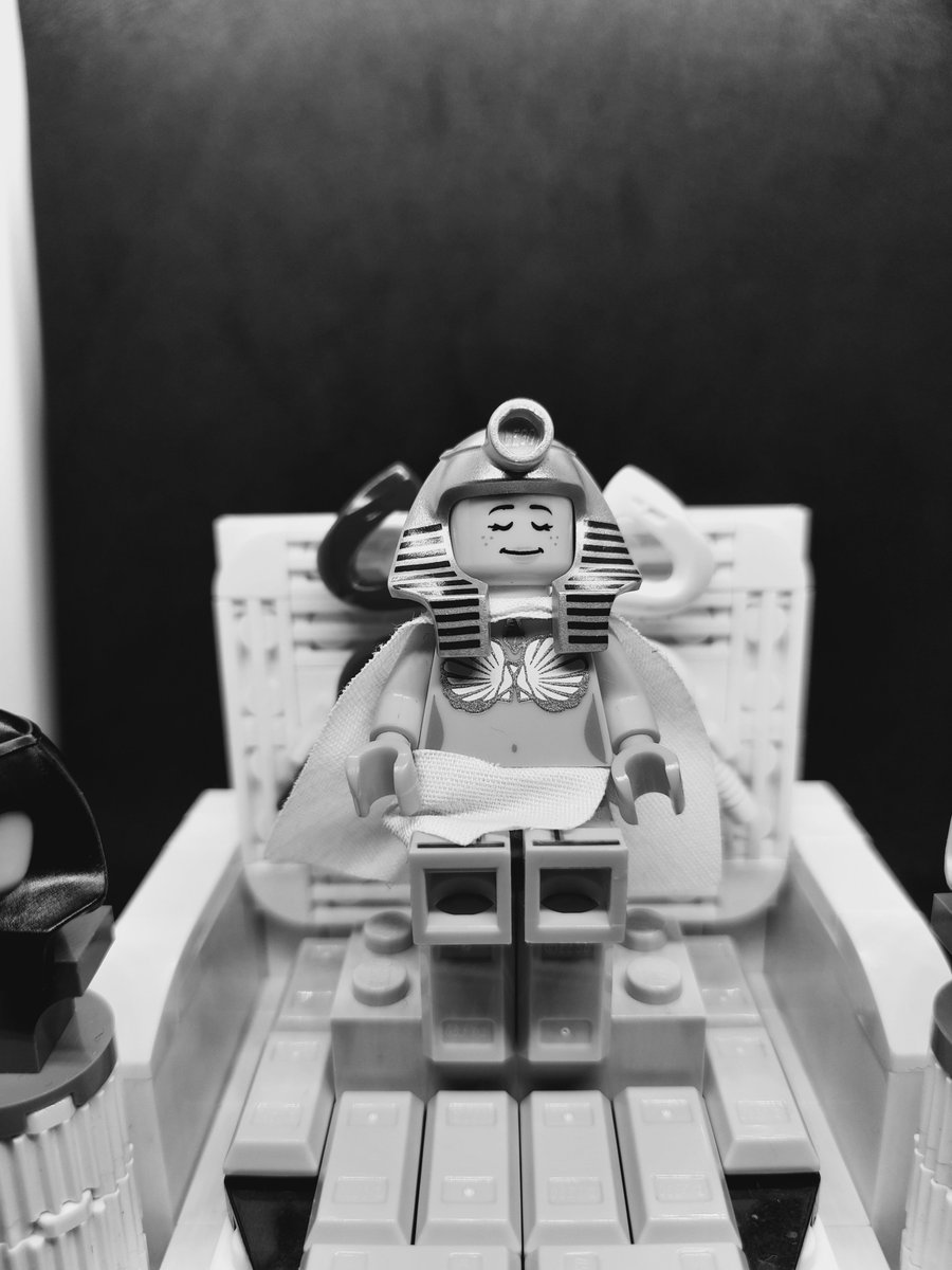 mog21's tweet photo. The groundbreaking #sculptor #Edmonia #Lewis died #OTD 17 September 1907 here's the #Death of #Cleopatra reinterpreted in @LEGO_Group after original @smithsonian #edmonialewis #deathofcleopatra #womenartists #sculpture #americanartist #neoclassical #arthistory #LEGO #lego90years https://t.co/nQ6xDcnBSV