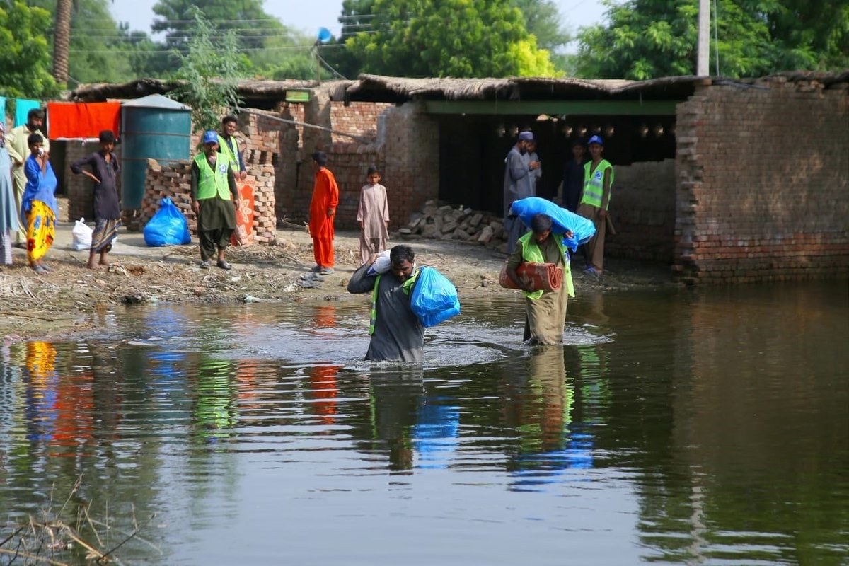 AnumAapa's tweet photo. Alkhidmat believes in coping the best we can by fortifying ourselves against danger by helping people to be equipped to make their future better.
#AlkhidmatFloodResponse https://t.co/YoD4oy0z7p