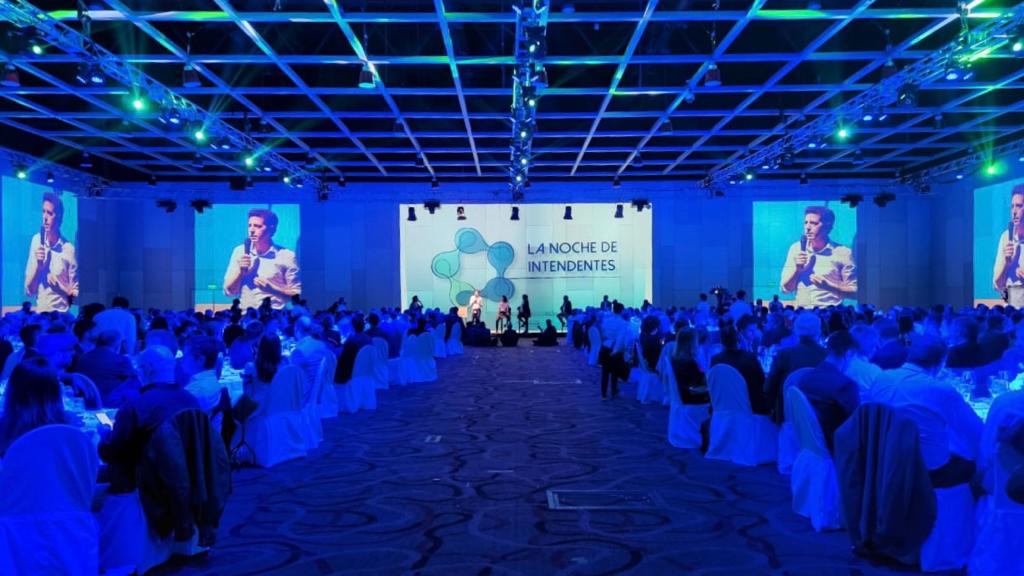 🙌LA NOCHE DE INTENDENTES 2022🙌
El miércoles 14/09 fue una noche diferente donde + de 200 intendentes de todos los signos políticos de 🇦🇷 se reunieron con el sector privado para dialogar sobre las oportunidades de las ciudades argentinas.
Les compartimos algunas postales ⬇️