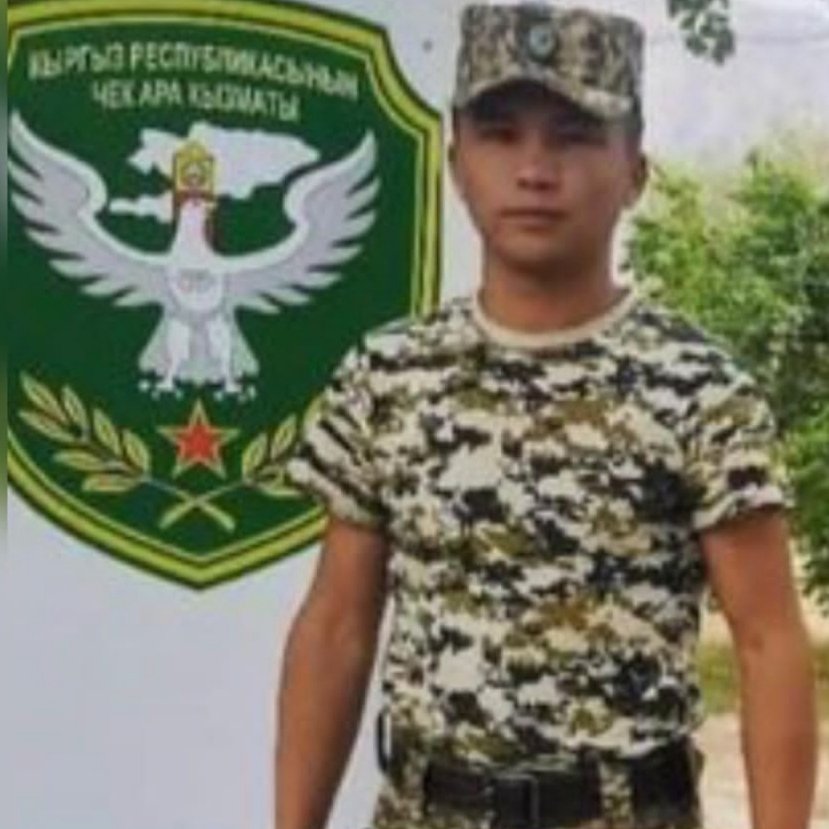 В Баткене погиб герой и защитник отечества 22 летний Алишер Набиев! Благодаря таким патриотам, как Алишер мы, наши семьи и наши дети могут спать спокойно! Семьи каждого погибшего не должны нуждаться ни в чем. Вот у кого должны быть президентские пенсии. Подвиг этих людей не