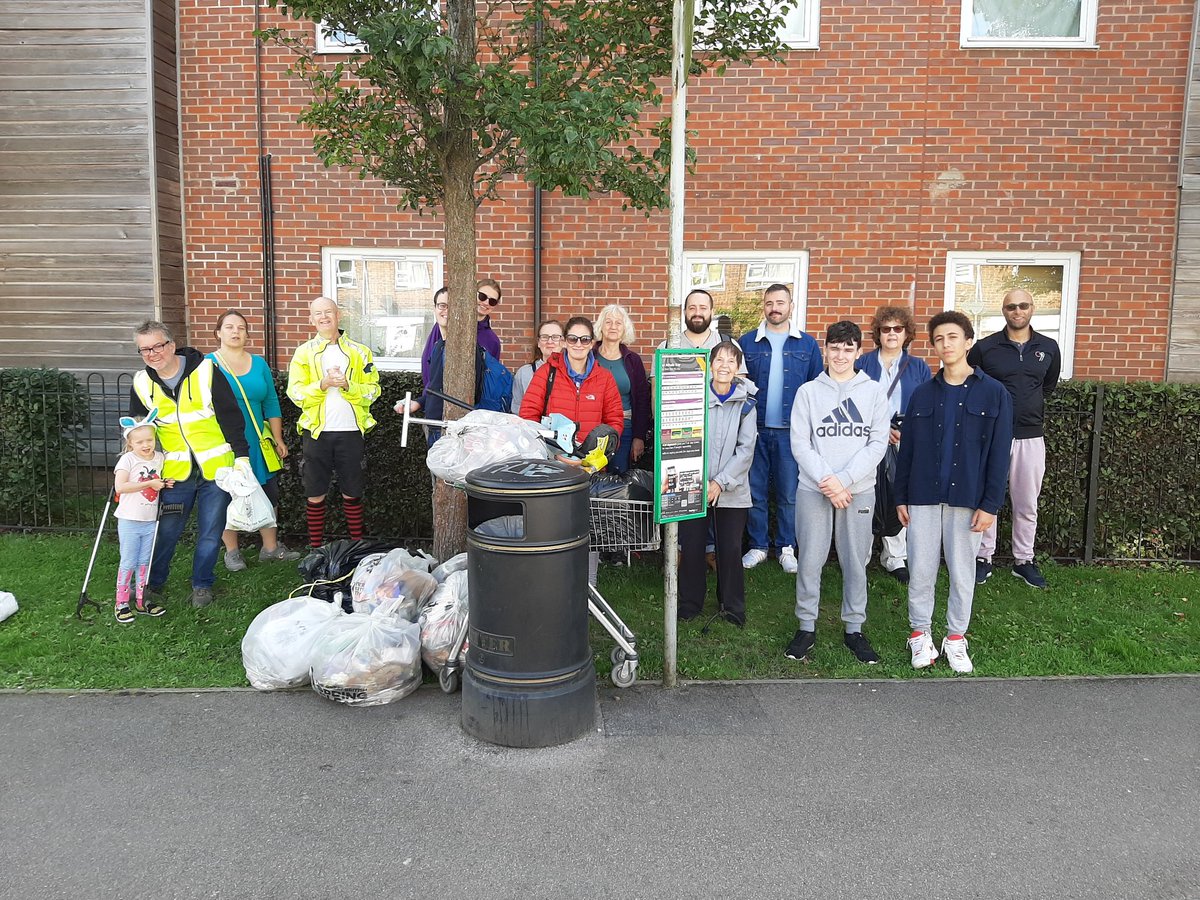 CavershamTidy's tweet image. This weekend we litter picked along Amersham Rd, Dickens Cl, Mead Cl, Meadow Way and the park. We definitely see less and less litter in the estate, and some residents litter pick through the RAYS scheme by themselves. So heart warming!
#keepcavershamtidy #trashtag #rg4