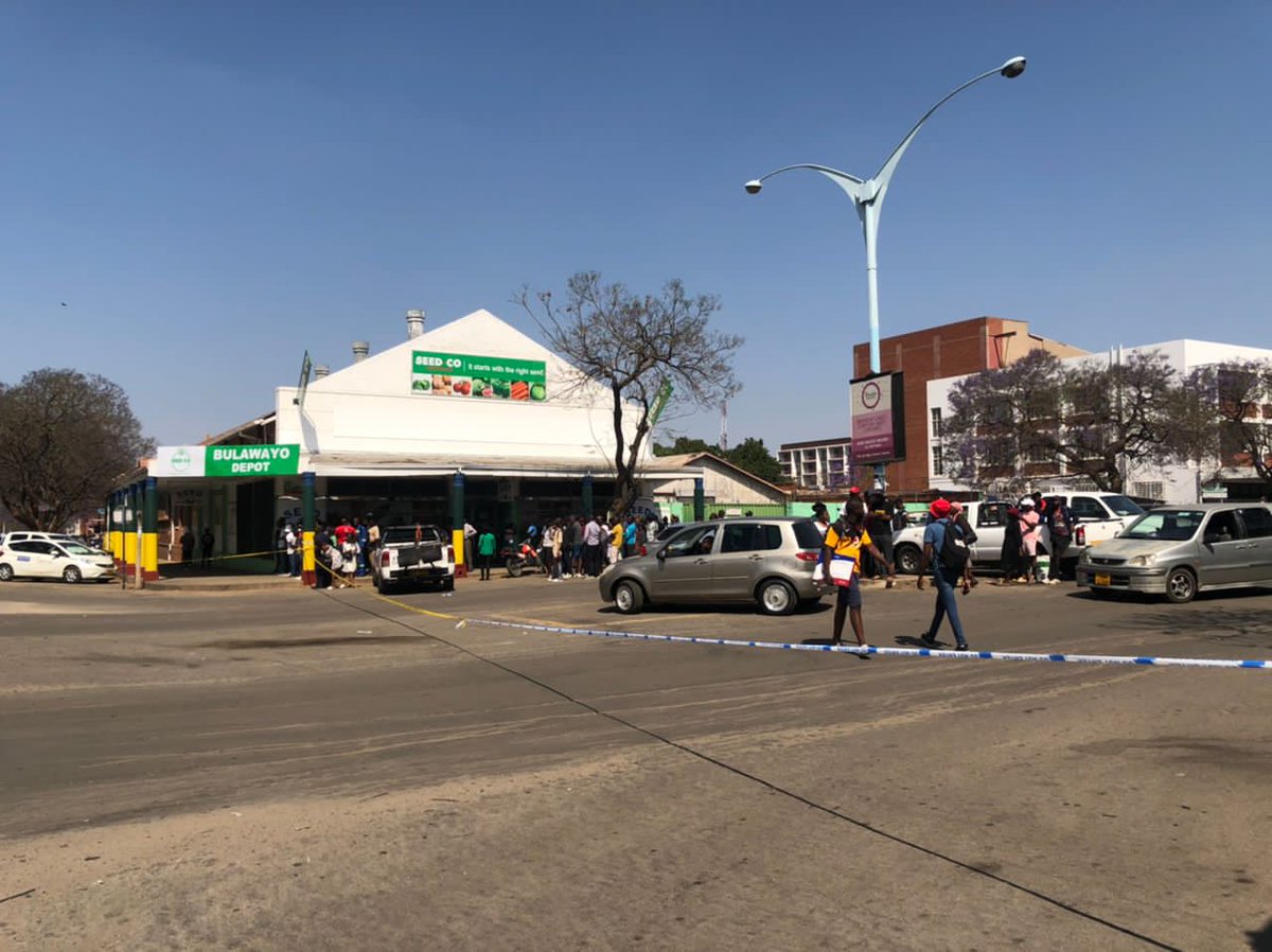 ZBCNewsonline's tweet image. BREAKING - There are reports of armed robbery activity around Fidelity Building in Bulawayo, with security services personnel surrounding the building.

It is said armed robbers attempted to rob a money transfer agency but failed.

MORE TO FOLLOW..
@YollandaLilly