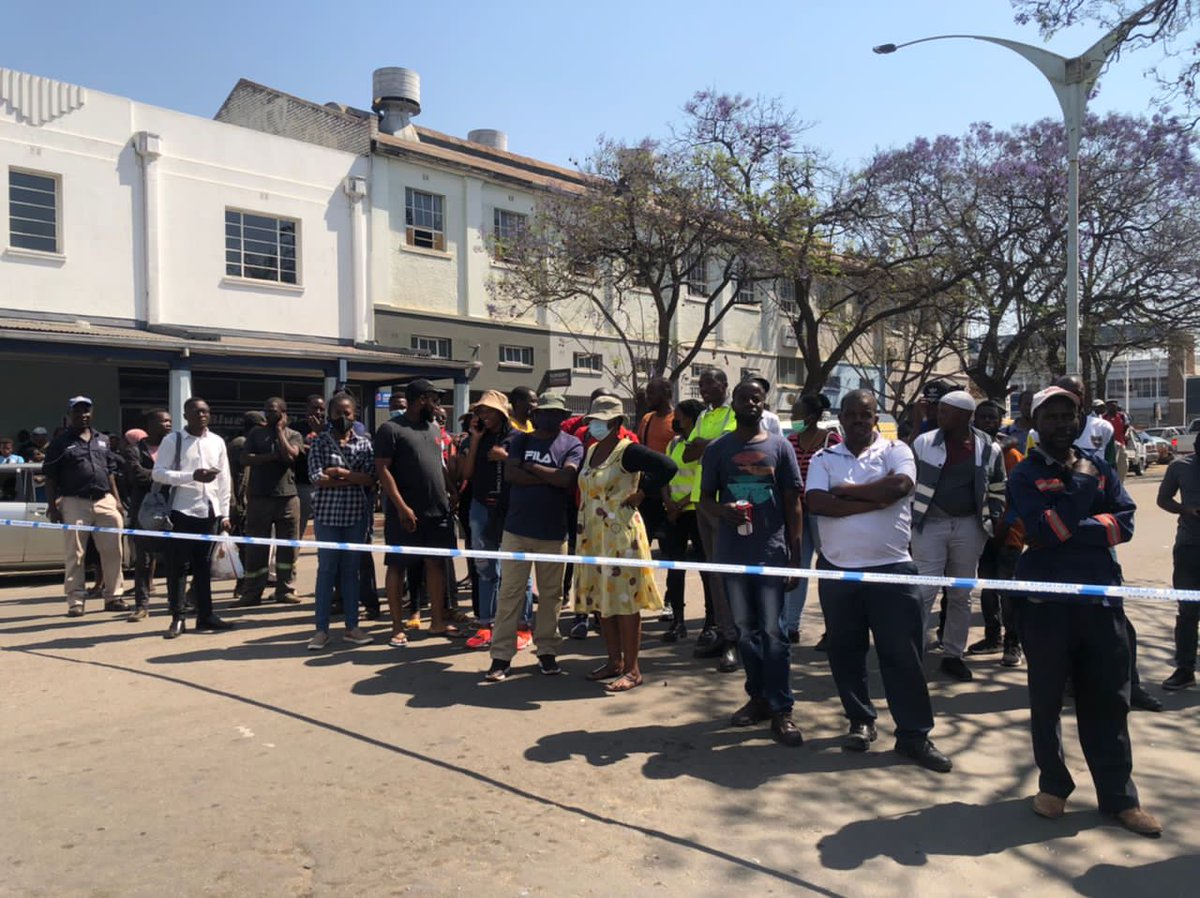 ZBCNewsonline's tweet image. BREAKING - There are reports of armed robbery activity around Fidelity Building in Bulawayo, with security services personnel surrounding the building.

It is said armed robbers attempted to rob a money transfer agency but failed.

MORE TO FOLLOW..
@YollandaLilly