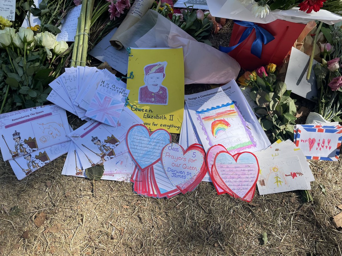 DarwenStJ's tweet photo. A beautiful morning at Green Park in London as Mrs Ashcroft-Gardner laid tributes to Her Majesty Queen Elizabeth II on behalf of everyone @DarwenStJ &amp; @CidariEducation. Beautiful prayers, pictures &amp; cards from the children. RIP your Majesty and thank you for your service. https://t.co/2eN1OpNfzS
