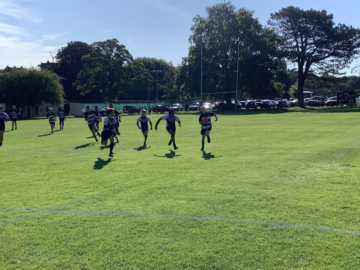 EpsomC_Rugby's tweet photo. A beautiful morning with lots of running rugby on show. All games played in a great spirit and lovely to see everyone come together beforehand to observe a minute’s silence. Thank you @EwellCastleUK @ShiplakeRugby and @LPSBNews for bringing over your U12 and U13 squads. https://t.co/cy5yHjlajV