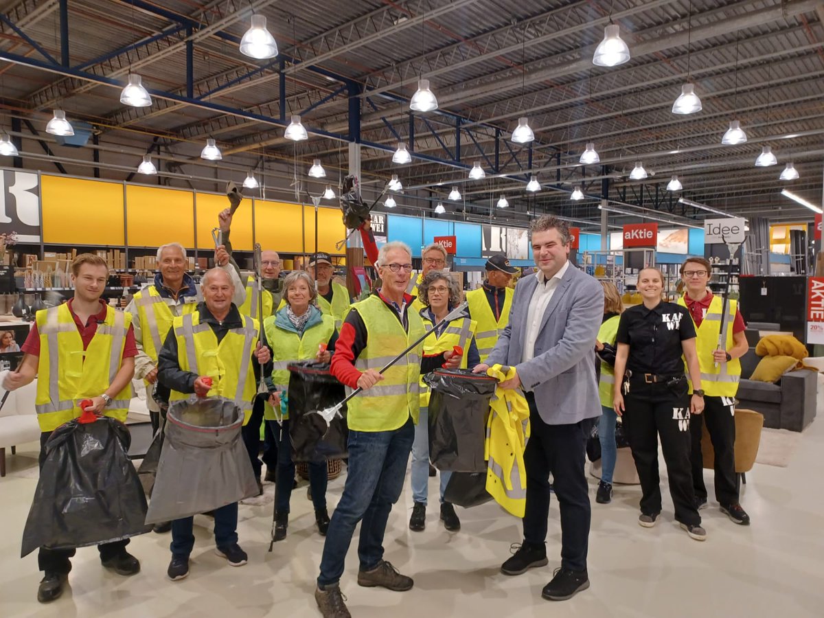 Vandaag is het #WorldCleanupDay 🌍🧹Wethouder Cees van Uden van Gemeente De Ronde Venen geeft de  aftrap voor het opruimen van het industriegebied Mijdrecht. Rinus Zeldenthuis organiseert de actie <a href="/KARWEIMijdrecht/">KARWEI Mijdrecht</a> helpt mee!
<a href="/NederlandSchoon/">Supporter van Schoon (initiatief van Verpact)</a> <a href="/Worldcleanupday/">World Cleanup Day</a> <a href="/gemeentedrv/">Gem. De Ronde Venen</a>