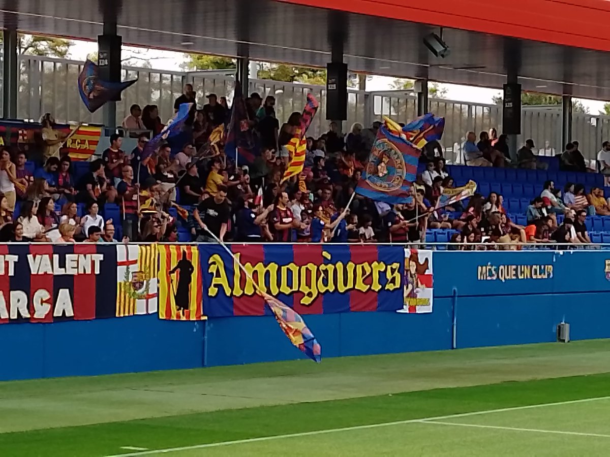 PenyaAlmogavers's tweet photo. I encetem nova temporada al #JohanCruyff animant les nostres jugadores!!
#BarçaGranadilla
#FCBFEMENI #FCB1899 #ForçaBarça
#SiTotsAnimemGuanyarem #UnDiaDePartit #Almogàvers #PenyaAlmogàvers #SomLaGentBlaugrana #FCBfans https://t.co/XyVaN6rSuv