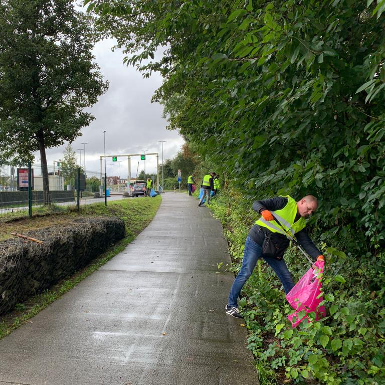 SNCB's tweet photo. 🌱 Un monde durable commence par un monde propre, près de chez soi.
💪 Pour le #worldcleanupday et en coopération avec #BeWaPP et #BruxellesPropreté, des bénévoles de la #SNCB sont allés ce samedi matin nettoyer les abords de certaines gares. https://t.co/KQ4FsnEhXH