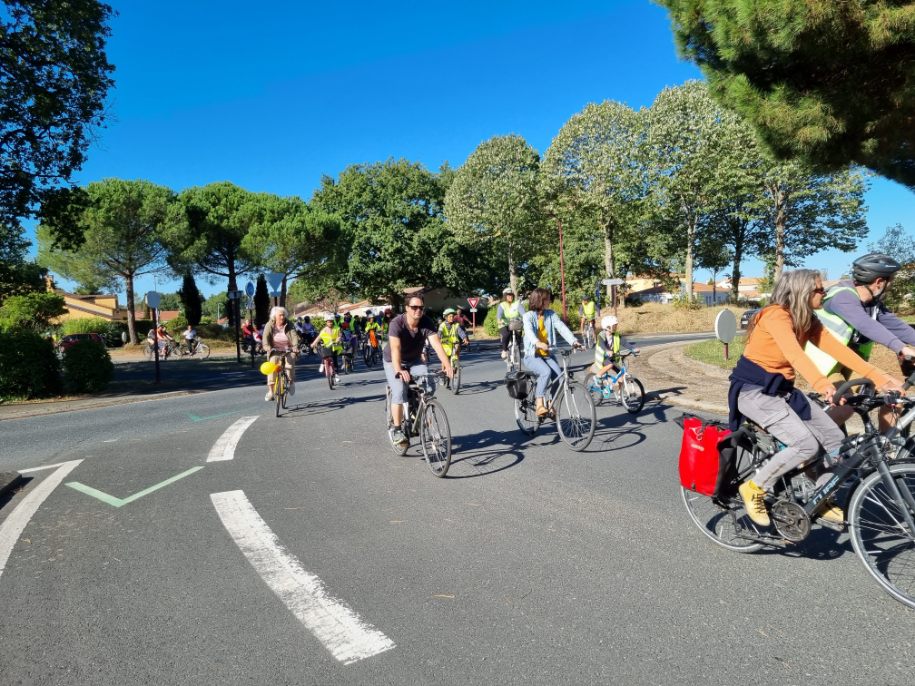 Belle parade vélo, ce samedi 17 septembre. 70 cyclistes étaient au rendez-vous à #Clisson. Super ambiance. Merci à toutes et tous de votre présence. On pense déjà à mettre en place, ces prochaines mois, une nouvelle #vélorution dans une autre commune du vignoble nantais.
