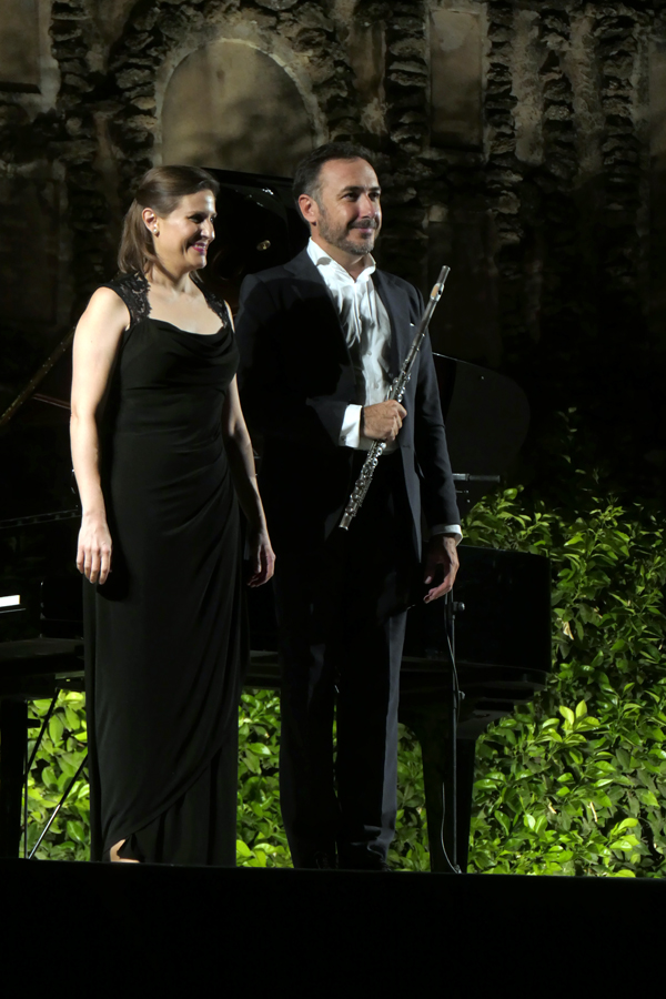 Momentos del maravilloso concierto que Rafael Ruibérriz de Torres a la flauta travesera &amp; Cristina Lucio-Villegas al piano, ofrecieron en la XXII Noches en los Jardines del Real Alcázar de Sevilla. (Foto © Actidea)