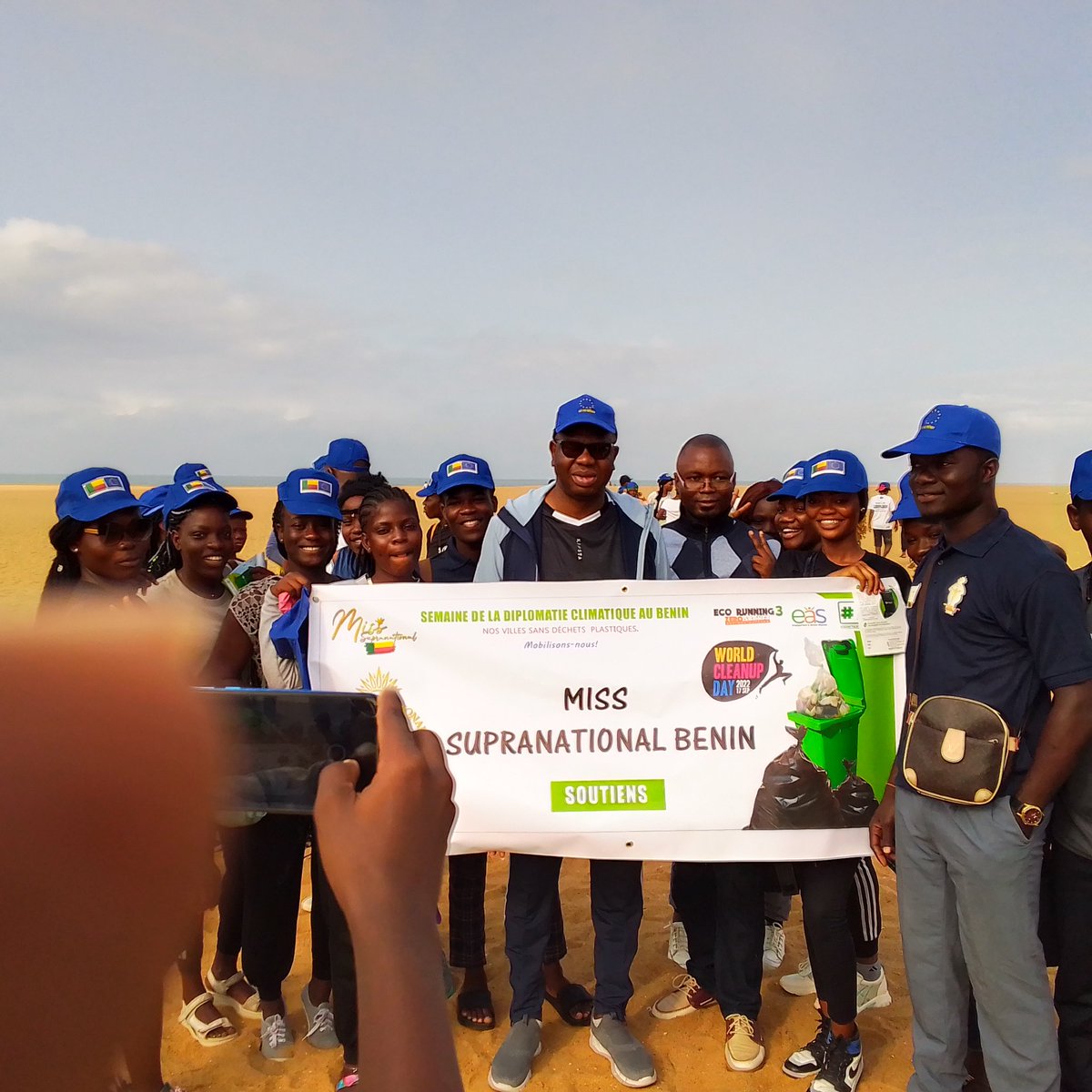 RbeccaADJINAKO1's tweet photo. 17 septembre : World Clean UP Day
C'était avec @sachetheloue au carrefour #Fidjrosse en présence du #Maire de #COTONOU, de l' @UEauBenin ( #PablosEVANGELIDIS), de @fifa_lune et bien d'autres ONG...
#wasexo @DiscoblogSDbS @ab_benin @sgdsbenin https://t.co/Kyog5nCAeJ