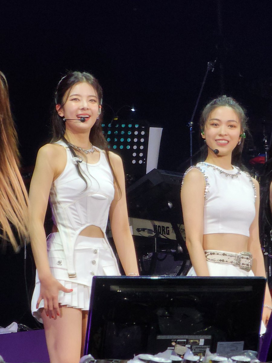 archivejinlia's tweet photo. JINLIA AT IU's THE GOLDEN HOUR CONCERT https://t.co/PRldPZ52F4