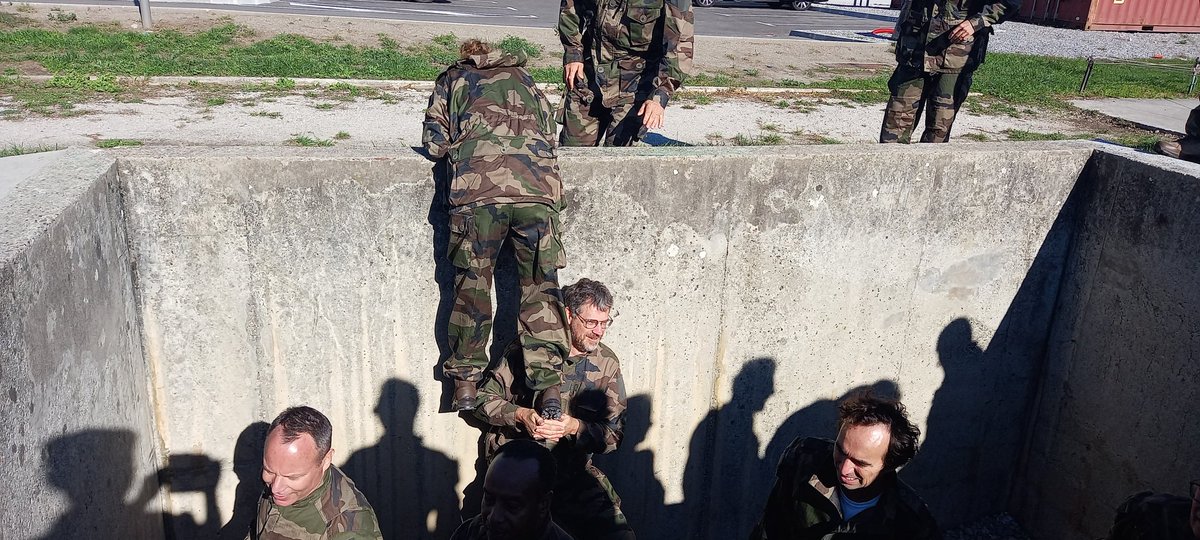 DIRIHEDN's tweet photo. Combativité et cohésion pour les majeures "cyber" et "défense économique" en séminaire de rentrée de la session nationale @IHEDN à Grenoble. Parce que ces qualités sont nécessaires aussi dans le cyberespace ou pour défendre notre économie. Merci @27bim @CDC_93eRAM @7e_bca ! https://t.co/RYKiP9iaDm