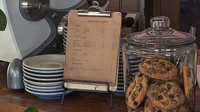 malusokay's tweet photo. Visiting a cozy café ☕️ https://t.co/Cqr9HWFjgE