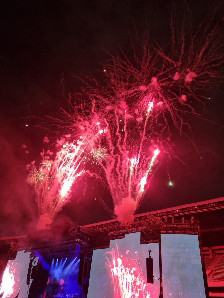 4seasonswithIU's tweet photo. 3-5hrs concert + firework show + hot air balloon + drone light show + free cushion seat + multiple small free gifts for ≤ ₩165,000 only?!!!!!

IU is insane for this 🥹🫶🏻 https://t.co/yZbYRmtzOg