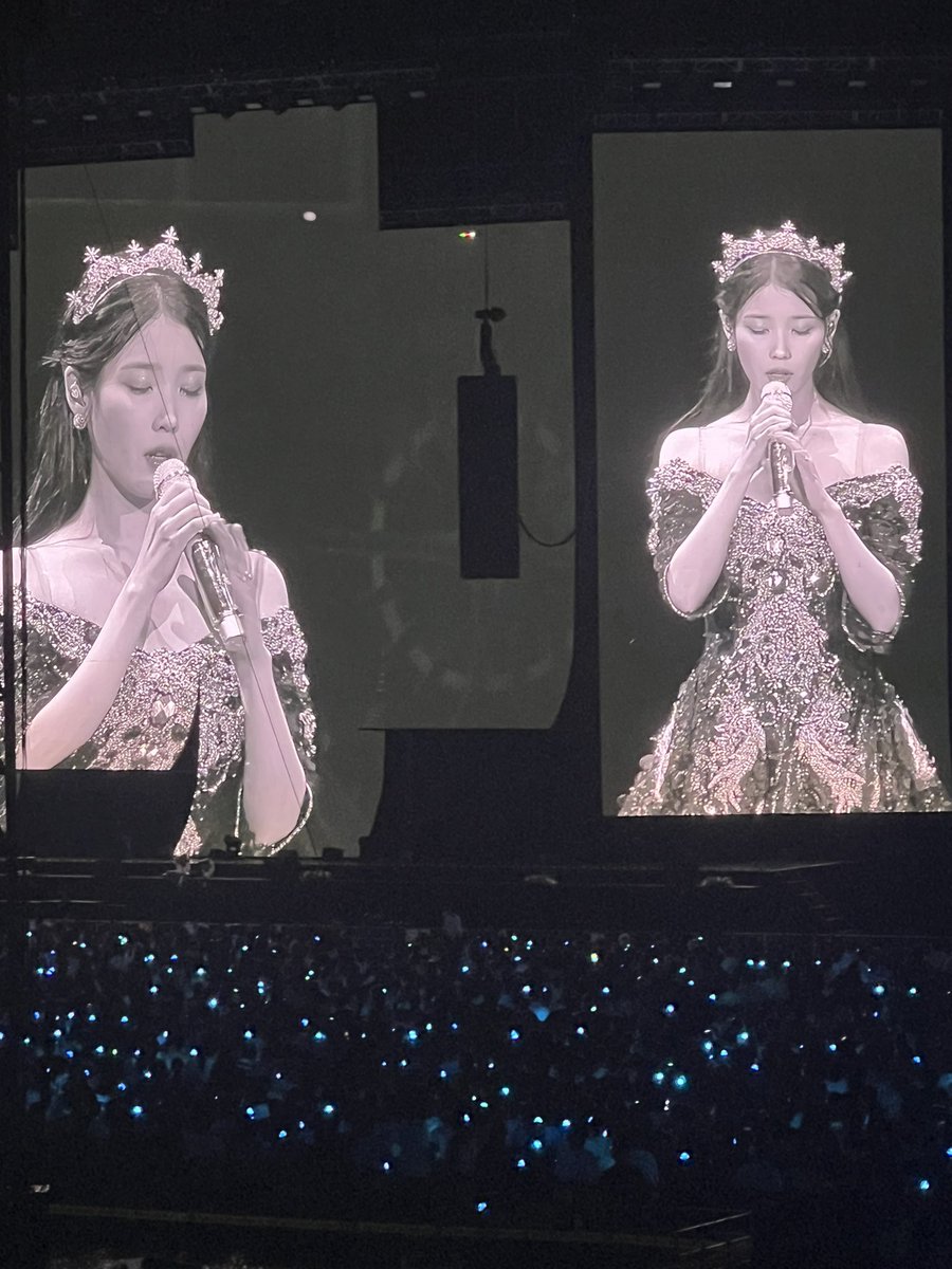 leejiweuns's tweet photo. Queen IU singing Love Poem right now 😭😭😭 https://t.co/Ey7ydw32zI