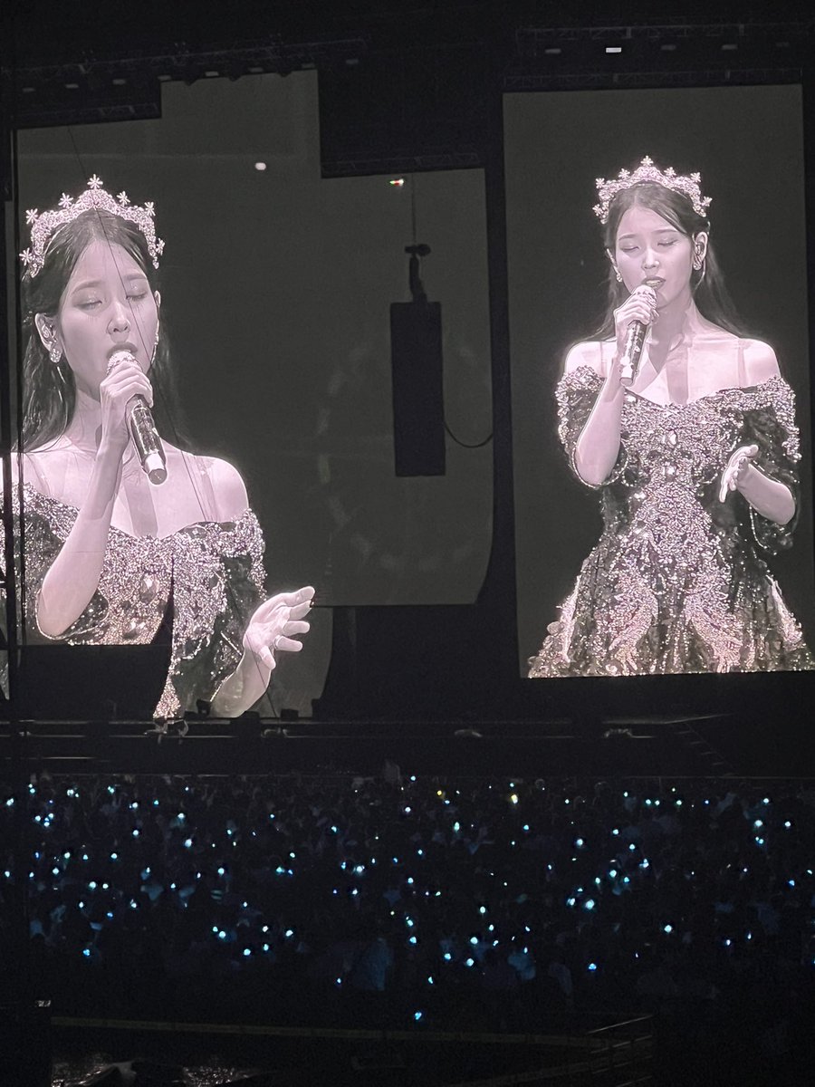 leejiweuns's tweet photo. Queen IU singing Love Poem right now 😭😭😭 https://t.co/Ey7ydw32zI