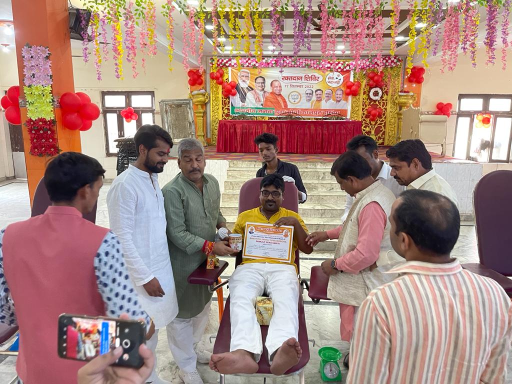 AjayKPrajapat's tweet photo. विश्व के सबसे लोकप्रिय नेता करोङो गरीबों की आस देश के हर वर्ग में लोकप्रिय प्रधानमंत्री #narendarmodi जी को जन्म दिन उपलक्ष में भारतीय जनता युवा मोर्चा कानपुर दक्षिण द्वारा रक्तदान शिविर खत्री धर्मशाला में आयोजन हुआ 
ईश्वर आपको दीर्घायु करें यही प्रार्थना है..
#HappyBdayModiji https://t.co/1fn9MX4nEX