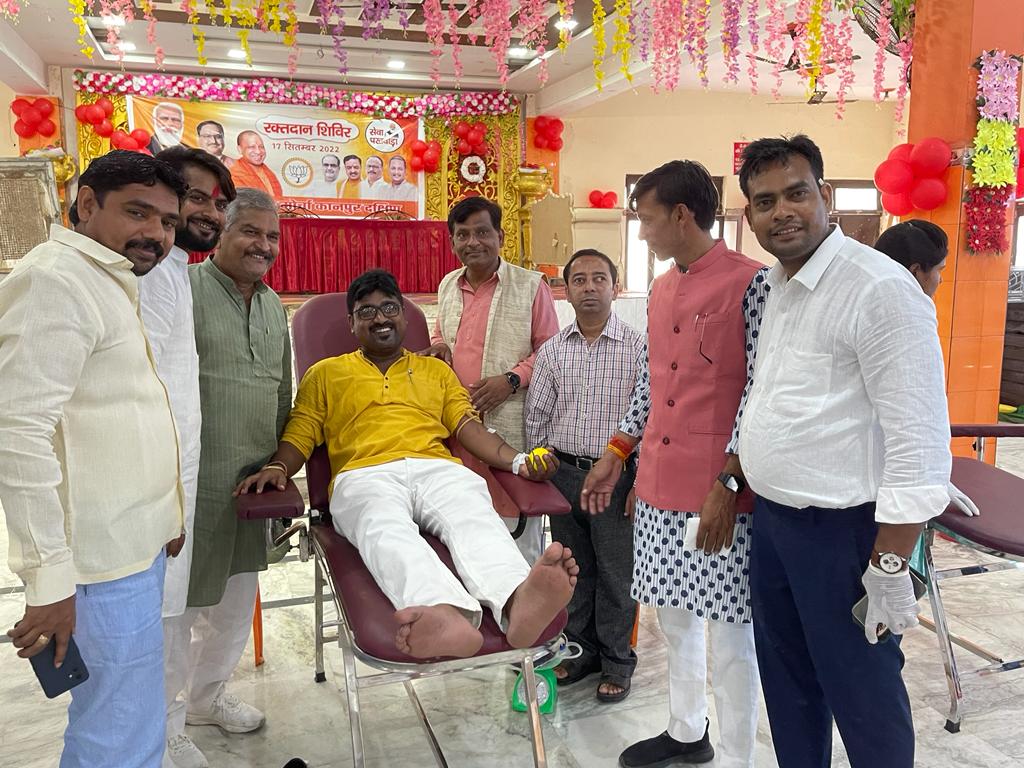 AjayKPrajapat's tweet photo. विश्व के सबसे लोकप्रिय नेता करोङो गरीबों की आस देश के हर वर्ग में लोकप्रिय प्रधानमंत्री #narendarmodi जी को जन्म दिन उपलक्ष में भारतीय जनता युवा मोर्चा कानपुर दक्षिण द्वारा रक्तदान शिविर खत्री धर्मशाला में आयोजन हुआ 
ईश्वर आपको दीर्घायु करें यही प्रार्थना है..
#HappyBdayModiji https://t.co/1fn9MX4nEX