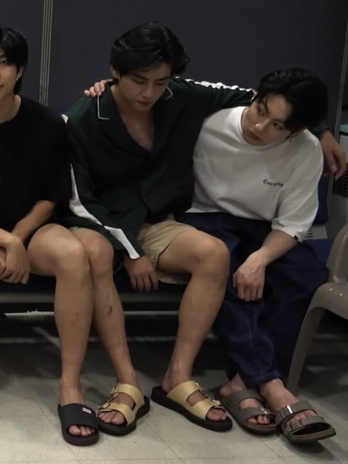 90staeguk's tweet photo. เพิ่งเห็นว่าใส่เกิบคู่ด้วย น่ารักง่ะจิ๋วจ๋า https://t.co/qkZ3w8TiIh