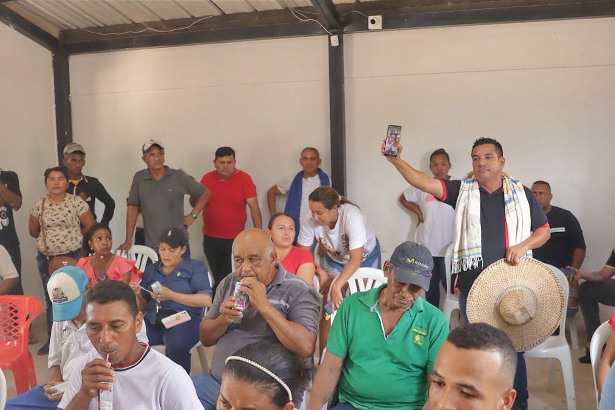 IvanCaamanoC's tweet photo. ¡CON 5MIL MILLONES DE PESOS PAVIMENTAREMOS EL 63% DEL CORREGIMIENTO DE POPONTE!

Acto de socialización.

¡Lo prometimos y lo cumplimos! 

Poponte está en proceso de transformación.Dignificaremos años de historia de gente pujante y trabajadora.

¡Vamos x mas! ¡Diciendo y haciendo! https://t.co/XuIPTErS9R