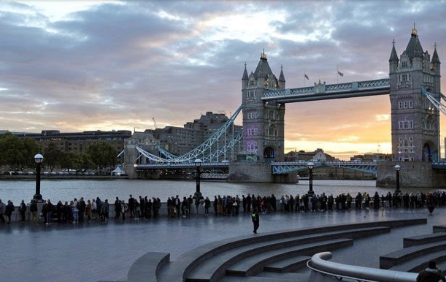 SClarkeWriter's tweet photo. Big news story in France right now:
What exactly is this bizarre British phenomenon, the “orderly queue”?

#Queue #France #French #Paris #London #Queen 

#panderingtoFrenchstereotypes #justajoke #thenagain… https://t.co/aV4yN9YdKr