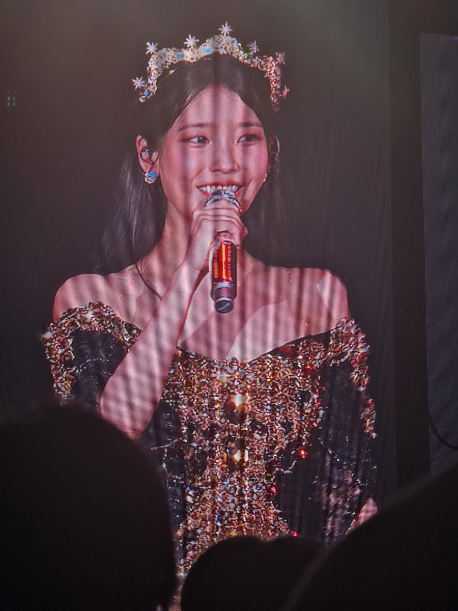 Yes it's queen IU now😭

#IU #아이유 
#The_Golden_Hour
#The_Golden_Hour_Day1