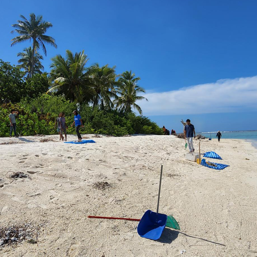 Dhiraagu's tweet image. To mark the #WorldCleanUpDay2022 our team today joined in on the cleanup event in ADh. Dhidhdhoo organized by the Women's Development Committee. We also distributed reusable bags to the community to minimise single use plastic bags in the island 🧡