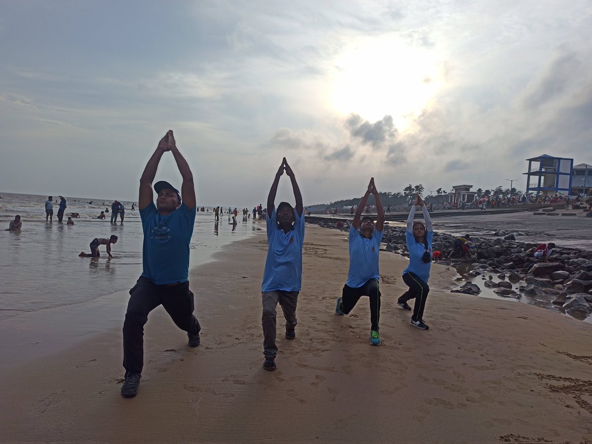 NSSUnit2_Belda's tweet photo. NSS volunteers and POs of Unit I, II, III, Belda College are performing Yoga at Digha Sea Beach...
#SwachhaSagarSurakshitSagar #SwachhataPakhwada @YASMinistry @_NSSAwards @_NSSIndia @NssrdD @HarGharTiranga_ #SwachhAmritMahotsav #SwachhataHiSeva @nssbeldacollege @_DigitalIndia https://t.co/8RBeypcHN2