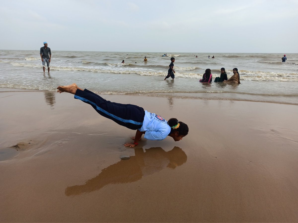 NSSUnit2_Belda's tweet photo. NSS volunteers and POs of Unit I, II, III, Belda College are performing Yoga at Digha Sea Beach...
#SwachhaSagarSurakshitSagar #SwachhataPakhwada @YASMinistry @_NSSAwards @_NSSIndia @NssrdD @HarGharTiranga_ #SwachhAmritMahotsav #SwachhataHiSeva @nssbeldacollege @_DigitalIndia https://t.co/8RBeypcHN2