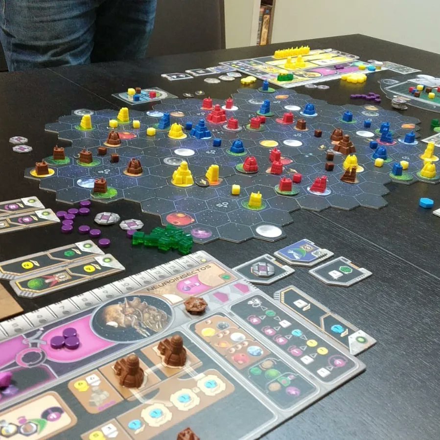 ClubDreadnought's tweet photo. Sábado animado en el Club Dreadnought, aprendiendo al Fire un the Lake, el COIN ambientado en Vietnam, un Gaia, otro Axis & Allies a tope y para acabar un Twilight Imperium. 😎 #clubdreadnought #juegosdemesa #wargames #fireinthelake #axisandallies #gaiaproyect #twilightimperium https://t.co/8yLWtG3SCg