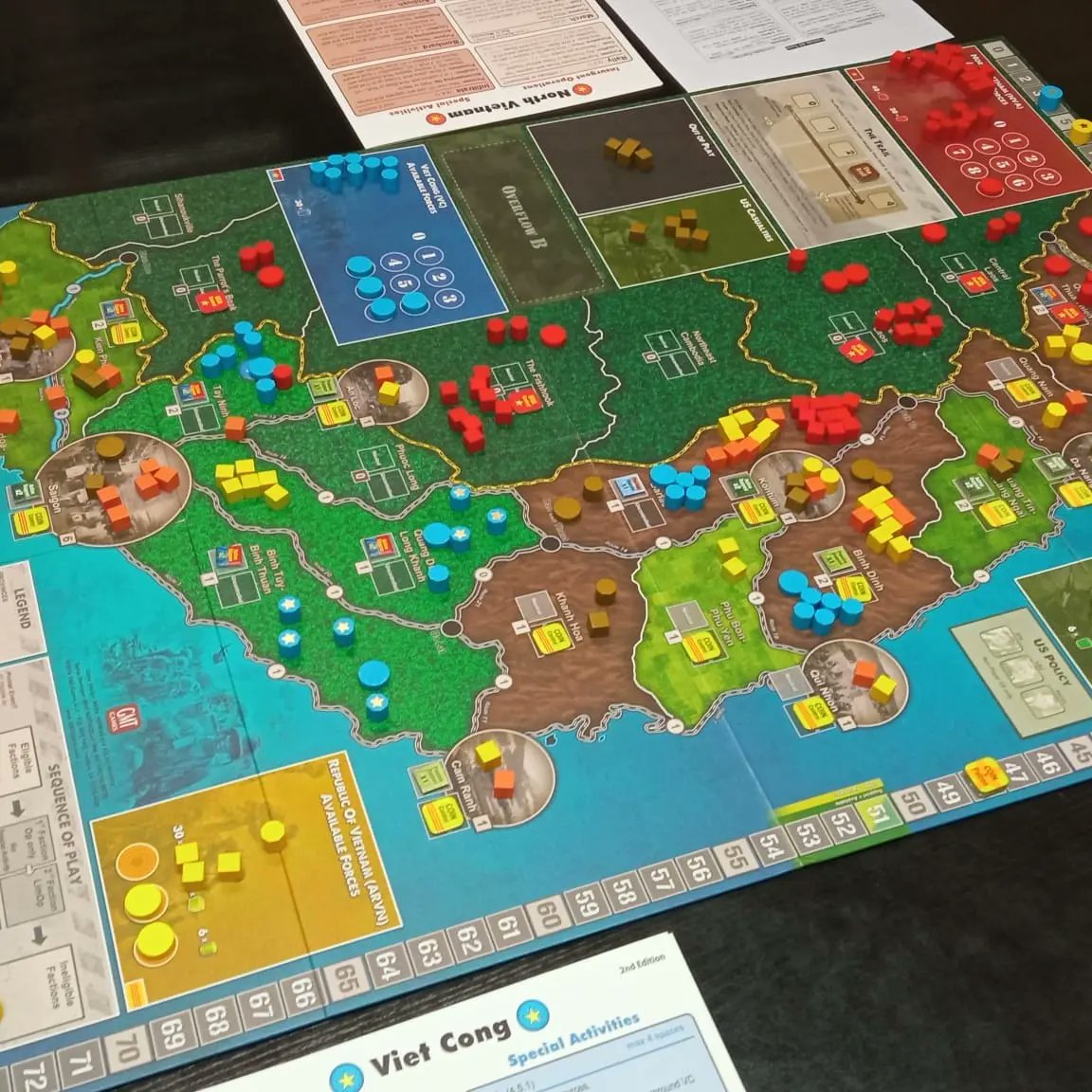 ClubDreadnought's tweet photo. Sábado animado en el Club Dreadnought, aprendiendo al Fire un the Lake, el COIN ambientado en Vietnam, un Gaia, otro Axis & Allies a tope y para acabar un Twilight Imperium. 😎 #clubdreadnought #juegosdemesa #wargames #fireinthelake #axisandallies #gaiaproyect #twilightimperium https://t.co/8yLWtG3SCg