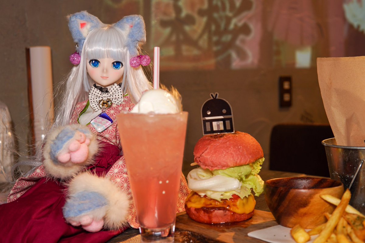 masamineko's tweet photo. THE VR ROOM KYOTOさんで遅めのランチ、南座から歩いて行ける距離でよかった。美味しいハンバーガーは本当に美味しいのだなぁ、食べにくいけどw ドール撮影もOKいただきました。
 #千本桜コラボカフェ 
 #thevrroomkyoto https://t.co/YTOJCdyHfK