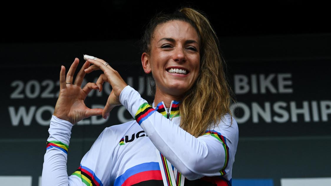 ju_drem's tweet photo. Encore un ! 🏆 Short track, XCO, Marathon, rien ne résiste à Pauline @FERRANDPREVOT. 3 titres mondiaux en 2022, merci au revoir ! 🌈🌈🌈 #Haderslev2022 https://t.co/d9F627dov0