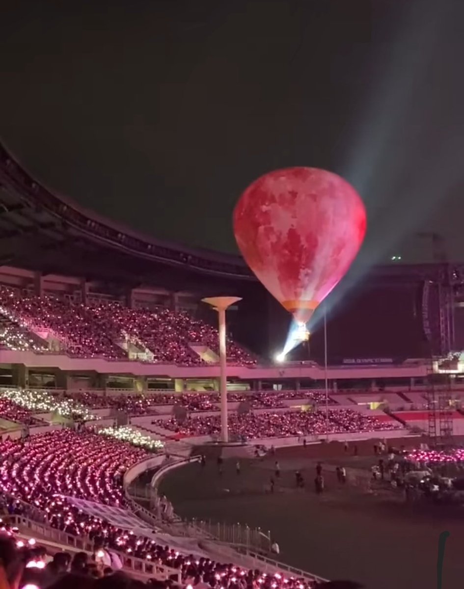 philconcerts's tweet photo. IU's concert is truly on a different level. https://t.co/yi1EZ7aSWr