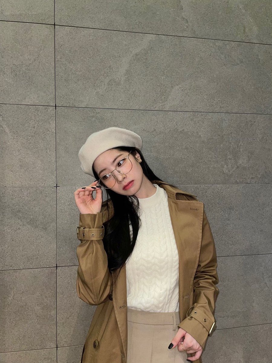 JYPETWICE's tweet photo. 말해모해.. 즐거운 스페셜 MC🥰

오늘도 응원 와준 원스들, 응원해 준 원스들 모두 모두 고마워요🍭 다음에 또 만나요😚💗

#ONCE #원스 @MBCMusicCore
#TWICE #트와이스 #DAHYUN #다현 https://t.co/rxYFnRb4df