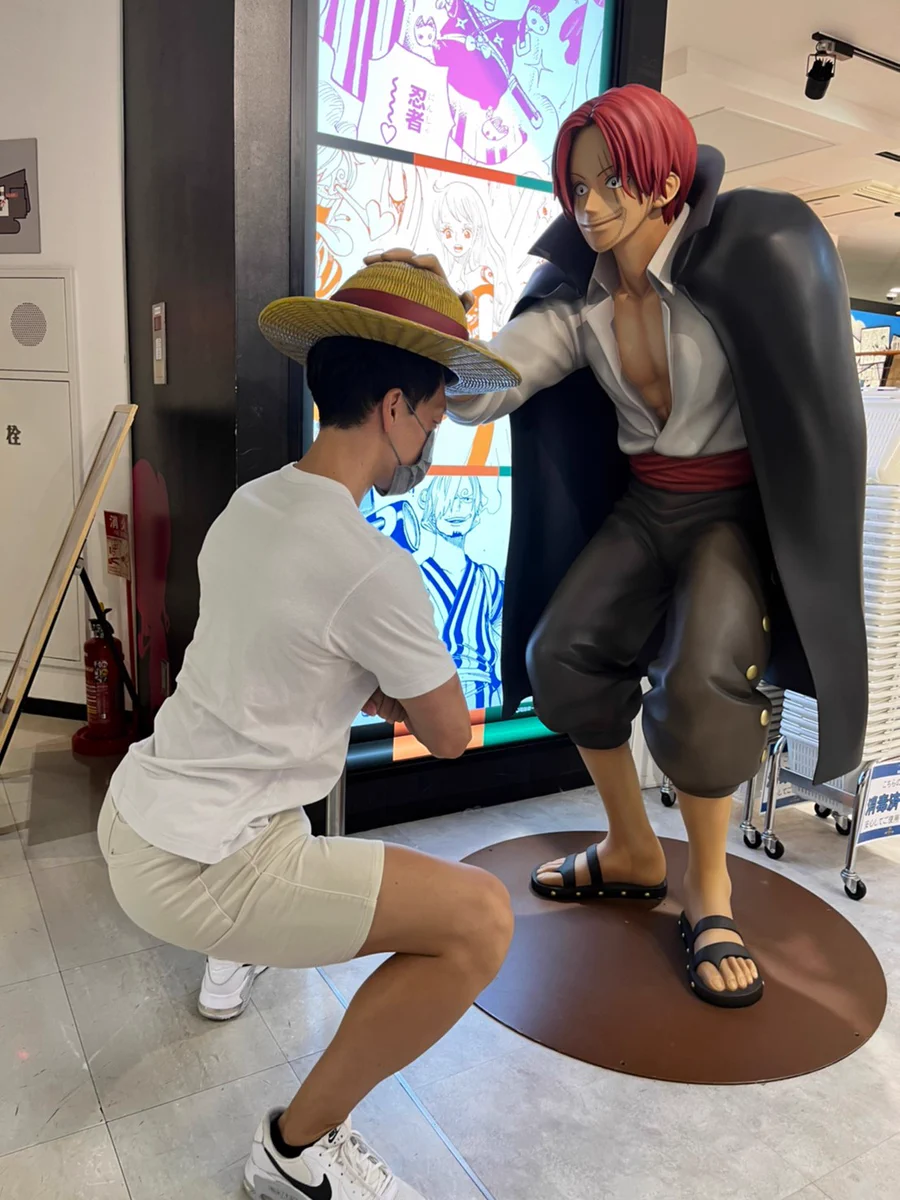 シャンクスから被せてもらう麦わら帽子。しかし思ってたんと違う。