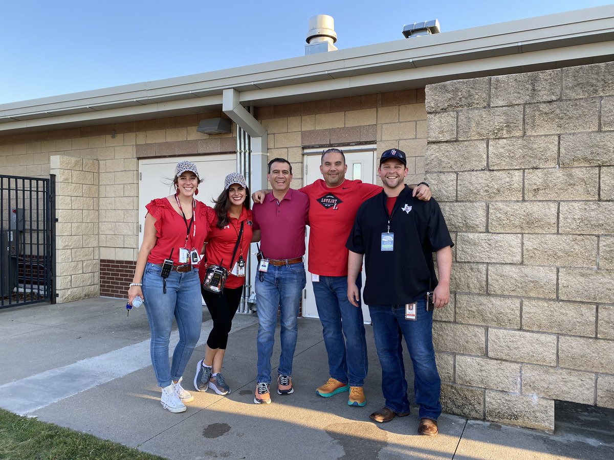 Nguyen_D19's tweet photo. Friday night lights with the worlds best team 🏈 ❤️ @TravisZambiasi @EldredgeCaitlin @KatieKordel @lovejoyisd1 https://t.co/Hoco9cvNHj