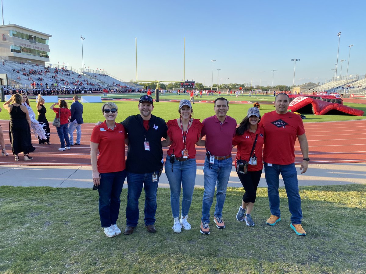 Nguyen_D19's tweet photo. Friday night lights with the worlds best team 🏈 ❤️ @TravisZambiasi @EldredgeCaitlin @KatieKordel @lovejoyisd1 https://t.co/Hoco9cvNHj