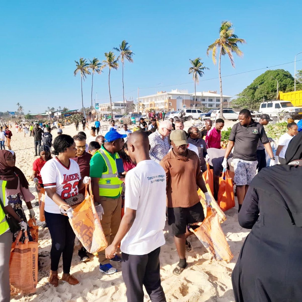 globalpeacetz's tweet photo. Tunaungana na dunia kuadhimisha siku ya Usafi Duniani.

Tuko tayari kuyatunza mazingira yetu.

#worldcleanupday #WCD2022 #Tanzania #Letsdoit
#environment #born2save #SportsAndEnvironment
#CleanUp #YouthAndEnvironment #treeplanting
@globalpeacetz @unaclimateocean 
@eetfoundation https://t.co/PPvahWTqGI