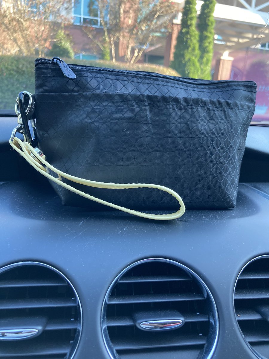 corbettandco081's tweet image. DaShawna and her Clear Clip Pouch with a Wristlet Strap are up EXTRA EARLY on this Saturday. What will be your bag style for the day?
#ClearClipPouch #WristletStrap #riseandshine  #saturdayearlymorning #allin31 #corbettandco0809 #thirtyone #thirtyonegifts