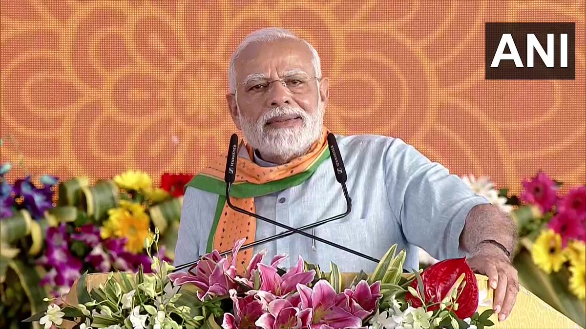 ANI's tweet photo. In the last 8 years, we have helped in every way to empower Self Help Groups. Today more than 8 crore women across the country are associated with this campaign. We aim to have at least one sister from every rural household associated with this campaign: PM Modi https://t.co/4cyPFg83RC