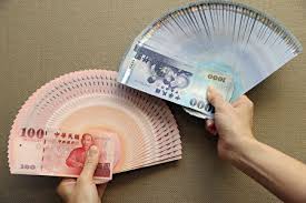 JNcjcd's tweet photo. 根據央行統計，美元指數升值0.35％，亞幣中，人民幣重貶0.56％，新臺幣貶值0.52％、星元貶值0.34％；僅有日圓升值0.08％、韓元升值0.41％
✅多位十餘年資深投顧，完備的投研一體化框架
✅適合  抄底愛好者 穩健投資者 迷茫虧損者
✅理財大咖教妳選邊飆股：https://t.co/UiwcCkOUkX #財經 #經濟 #臺幣 https://t.co/xJW2VB5GoG