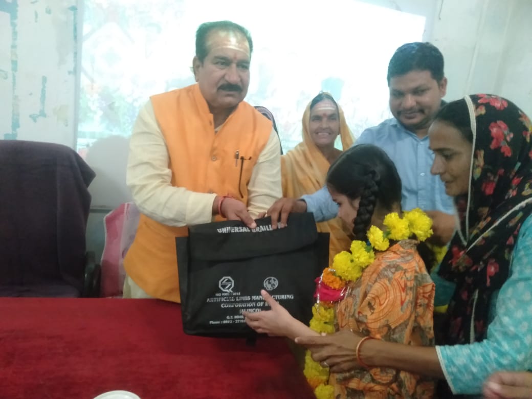 vineet245's tweet photo. @Dilipsingh229 @collectornemuch @JansamparkMP @PROJSNeemuch  प्रधानमन्त्री मोदी जी के जन्म दिवस पर विधायक महोदय दिलीप सिंह जी परिहार द्वारा जनपद पंचायत नीमच मे आयोजित कार्यक्रम मे हितग्राहियों को सामाजिक सुरक्षा पेंशन एवं दिव्यांग जनो को सहायक उपकरण वितरित किये गए। https://t.co/UZlHnSz7Br