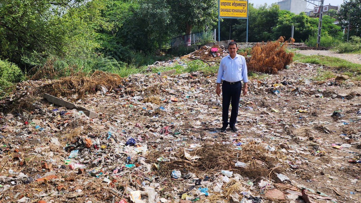 JoonBhupinder's tweet photo. 20 साल तक दिल्ली नगर निगम में रह कर BJP ने कुछ इस तरह बर्बाद किया है दिल्ली को। 

बीजवासन विधानसभा का कूड़े के अम्बार से ये हाल बनाया है BJP ने। 

दिल्ली की जनता देश की राजधानी को गंदगी के अम्बार में तब्दील करने के लिये इन्हें माफ़ नहीं करेगी।

#SelfieWithBJPKaKooda https://t.co/TnCJVenZ42